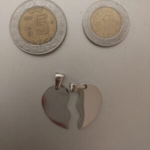 5.0 Corazón (2 mitades) ACERO INOXIDABLE color plateado, con grabado personalizado. Para tu amor y para ti.
