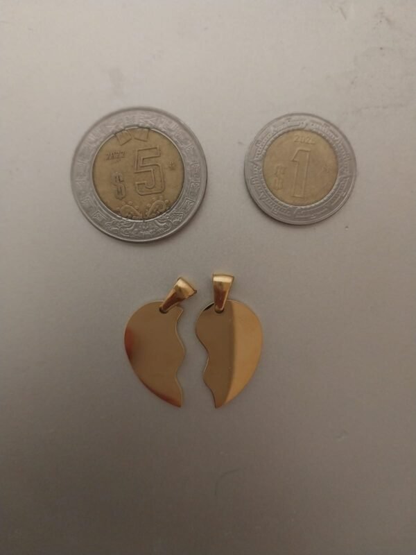 7.0 Corazón (2 mitades) ACERO INOXIDABLE color dorado, con grabado personalizado. Para tu amor y para ti.